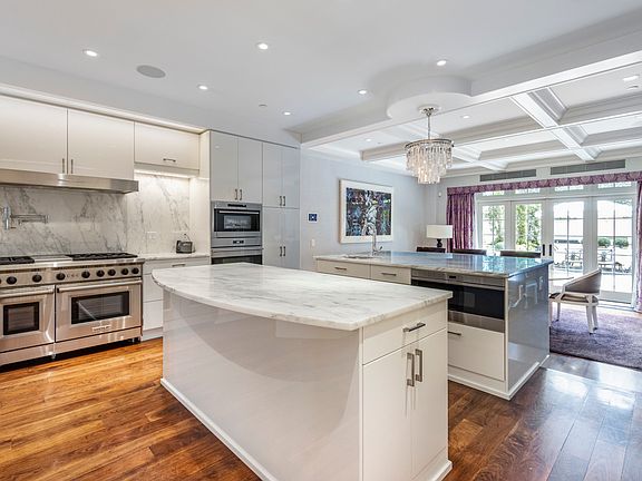 4th image of 54 E 81st St