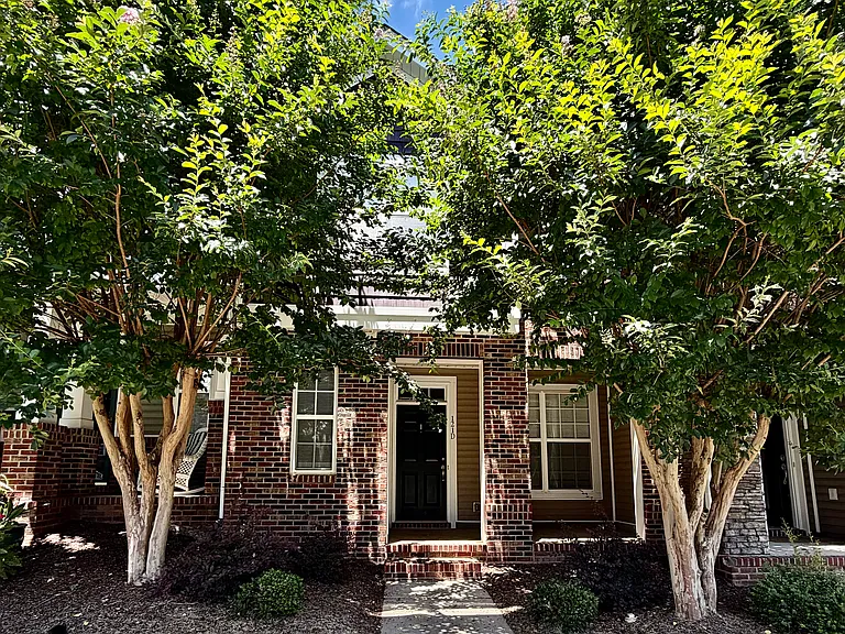 121 Walnut Cove Dr #D — Photo 1