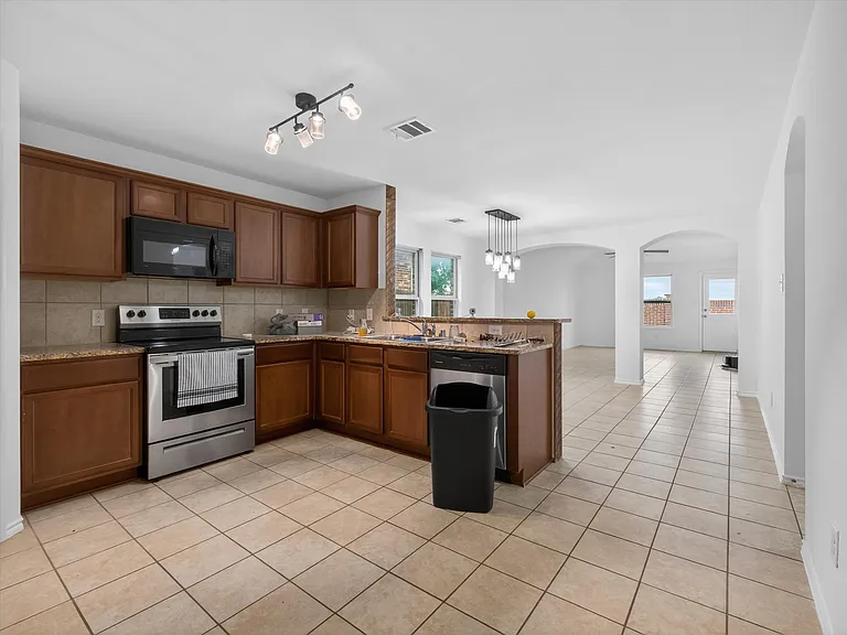 802 Platinum Dr — Photo 4