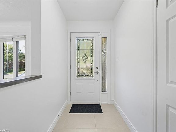 2nd image of 49 Beverly Cres