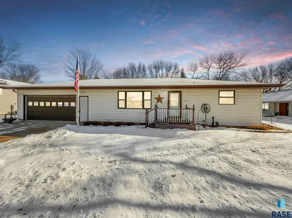 1104 Wyland Dr, Dell Rapids, SD 57022