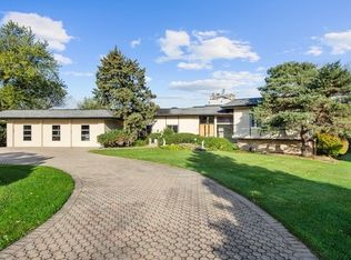 8 Lochinvar Ln, Oak Brook, IL 60523