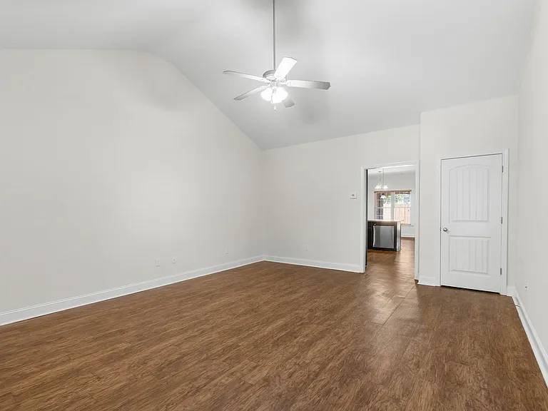 102 Ledbury Cv — Photo 6