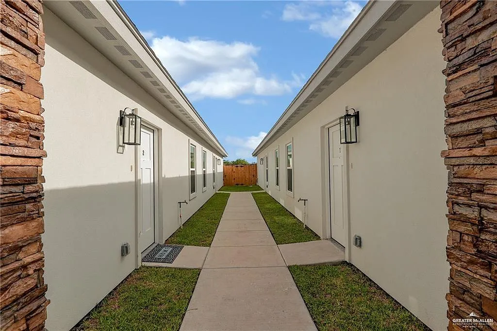 2 bed, 2.0 bath, 748 sqft, $1,150 — Photo 4
