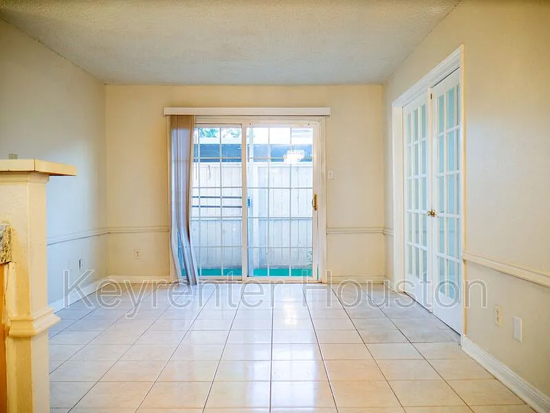 2 bed, 1.0 bath, 796 sqft, $800 — Photo 2