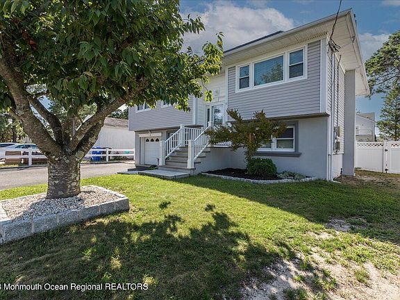 3rd image of 30 Hollybrook Drive