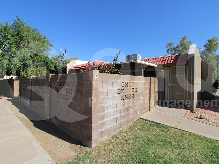 601 N May #5 — Photo 10