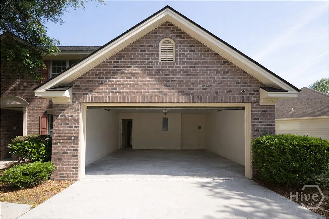 5 bed, 2.5 bath, 2743 sqft, $3,500 — Photo 3