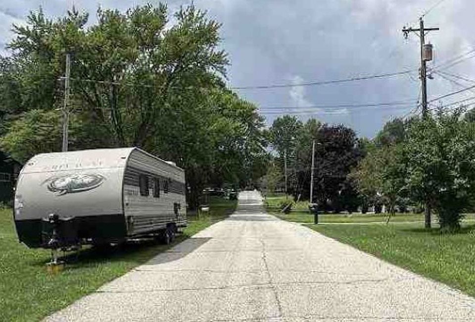 Exterior Neighborhood (street photo)