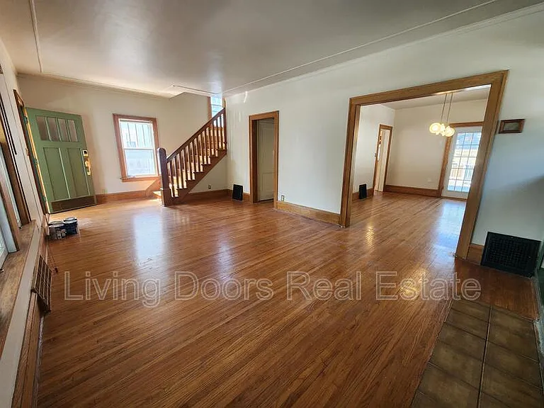 2300 Sewell St — Photo 7