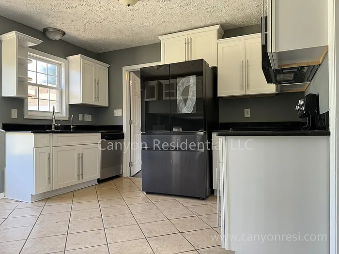 4 bed, 3.0 bath, 1914 sqft, $1,985 — Photo 3