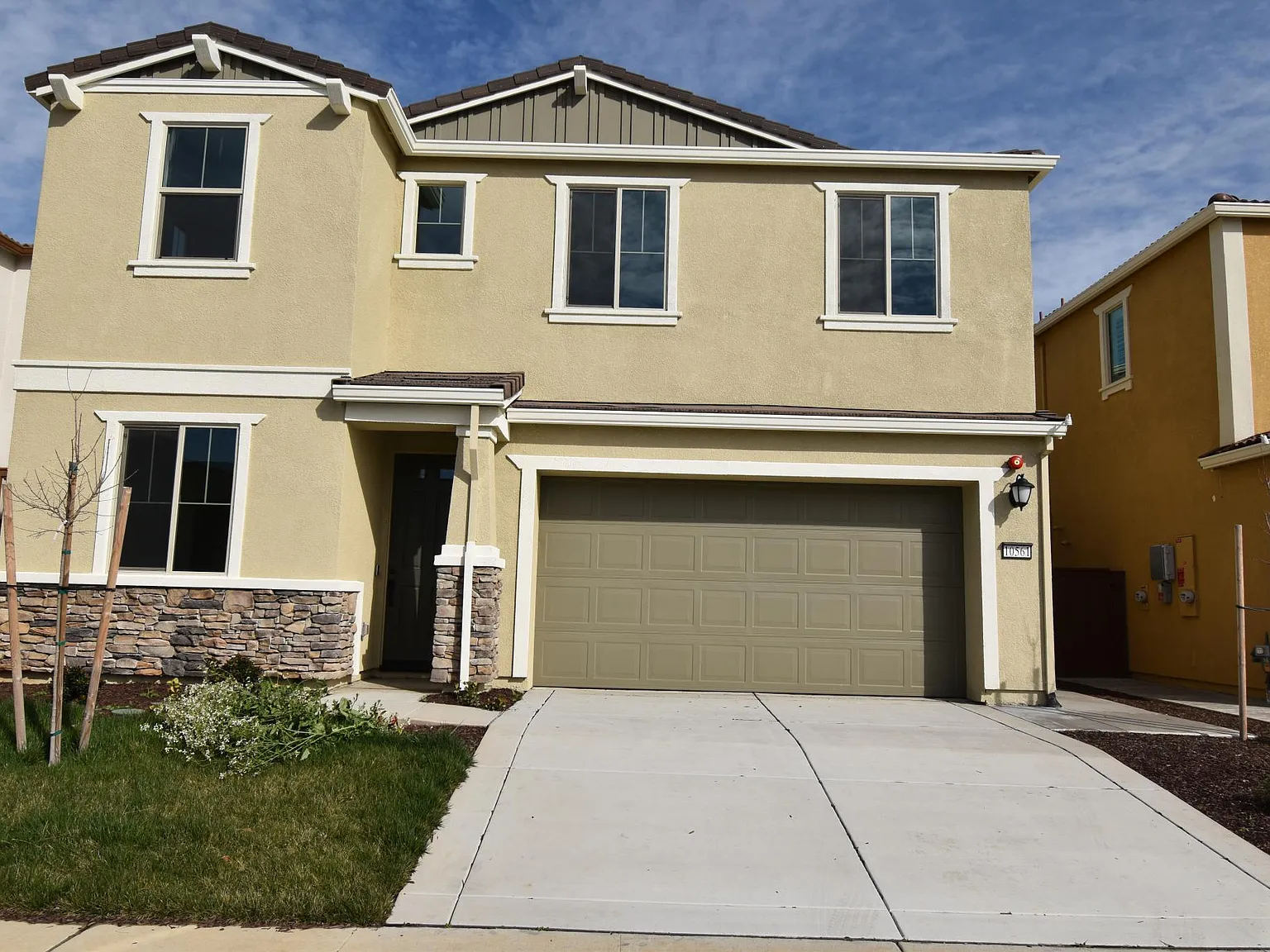 4 bed, 2018 sqft, $3,195 — Photo 2