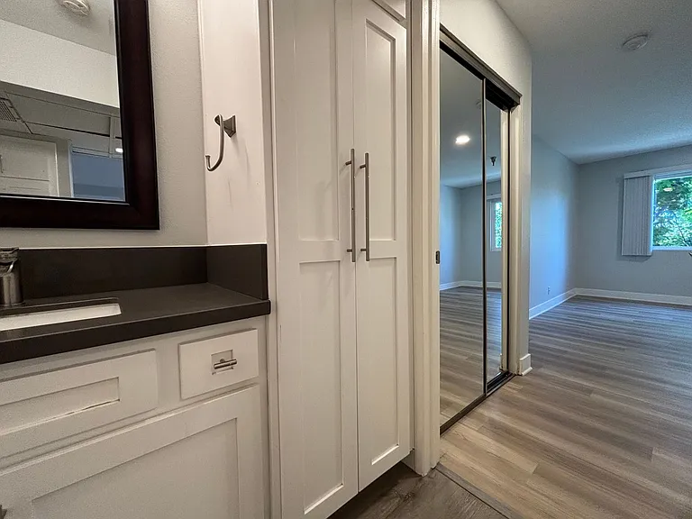 110 S Sweetzer Ave — Photo 33