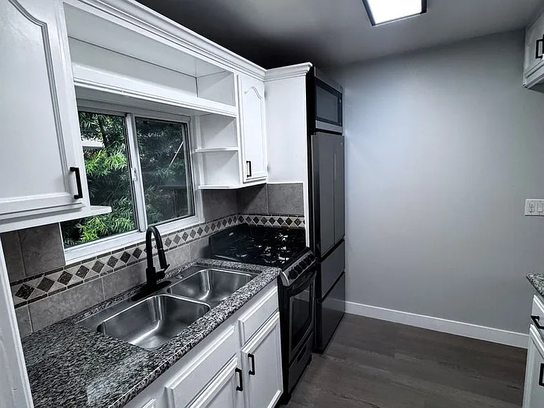 Modern Bungalow Located Blocks from Crescent Bay Beach-In Unit Laundry Included — Photo 5