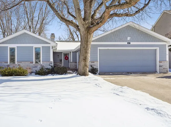 1607 Stoddard Ave, Wheaton, IL 60187