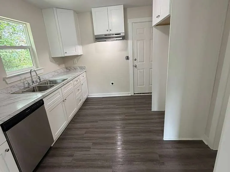 214 W Lokey Ave — Photo 3
