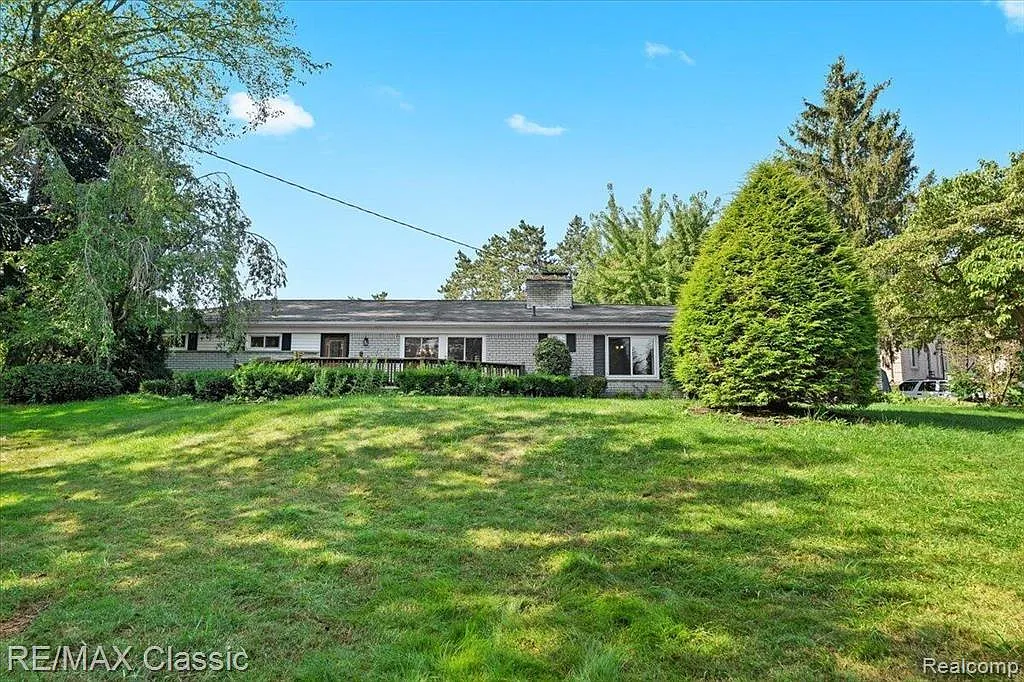 4 bed, 1.5 bath, 1689 sqft, $2,900 — Photo 1