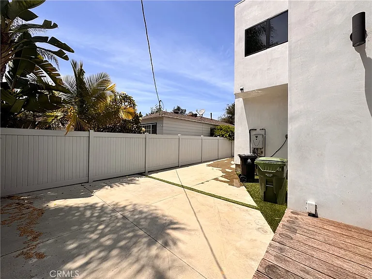 11230 Pickford St — Photo 25