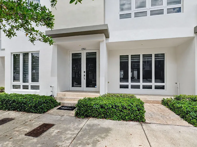 6461 NW 103rd Psge — Photo 2