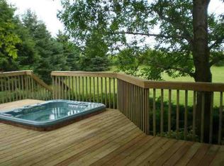 527 Clover Ridge Dr, Walford, IA 52351