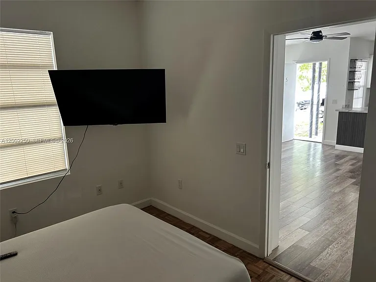 300 Sunset Dr #5 — Photo 3