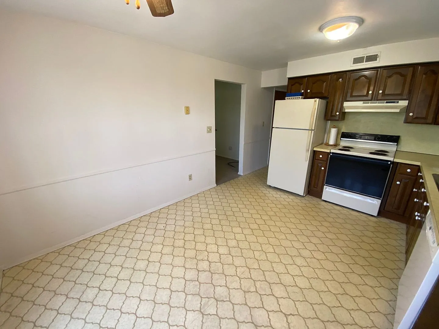 Town Home in York Township — Photo 4
