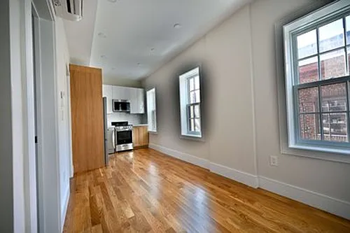 18 Winchester St #4A Photo 1