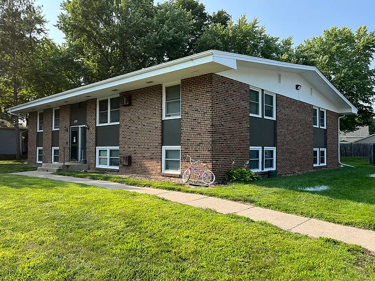 320 Spruce Dr E #8 — Photo 1