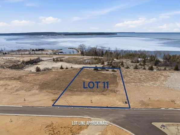 11 Quarry Bluff Ct, Sturgeon Bay, WI 54235