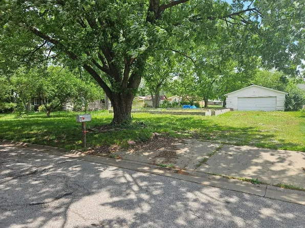 208 Oulvey Dr, Fairview Heights, IL 62208