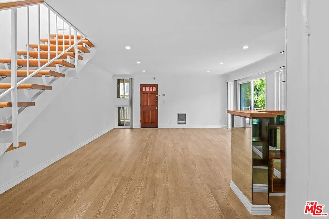 3 bed, 2.5 bath, 1672 sqft, $3,200 — Photo 2