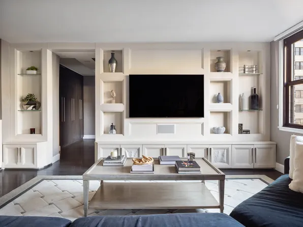 130 East 18th Street image 2 of 11