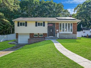 86 Plymouth Blvd, Smithtown, NY 11787