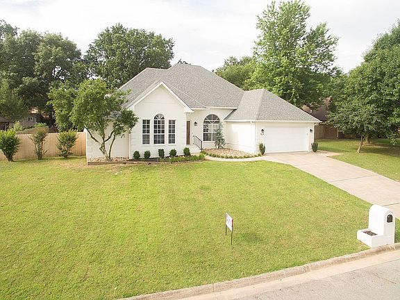 2nd image of 1824 Heritage Dr