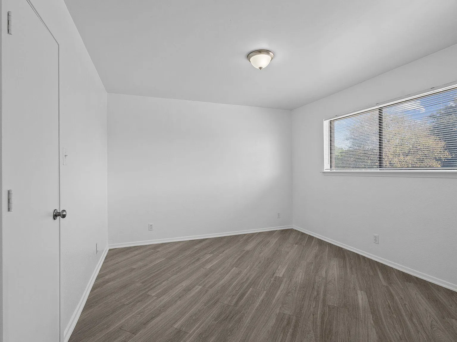 320 E 4th St — Photo 3