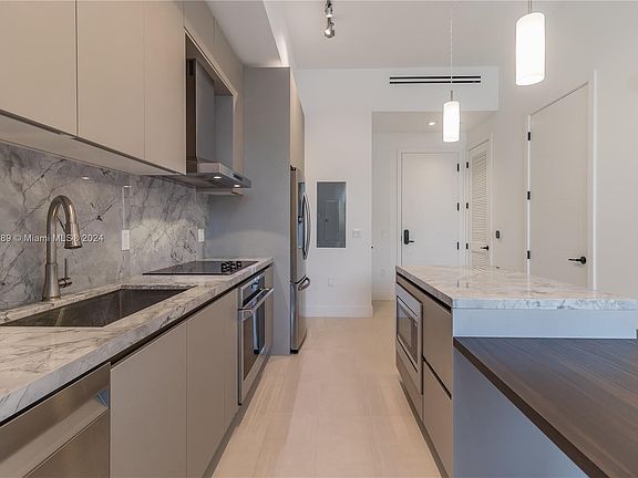 4th image of 1030 15th St Unit 215