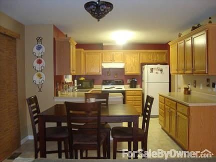 Eat-in kithen
						:
						Tons of cabinet space, crown molding trim and nickel hardware