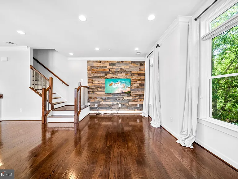 1121 S Lincoln St — Photo 24