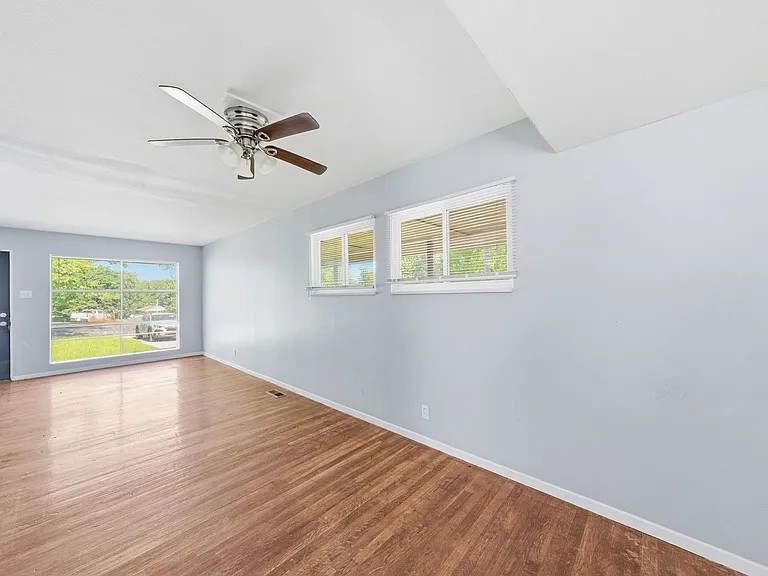 10700 Spring Garden Dr — Photo 15