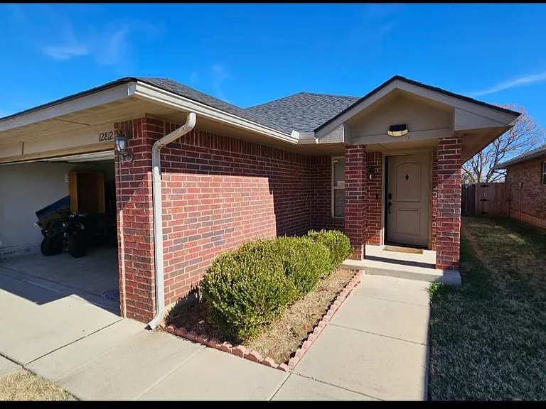 12812 Heritage Oaks Dr — Photo 1