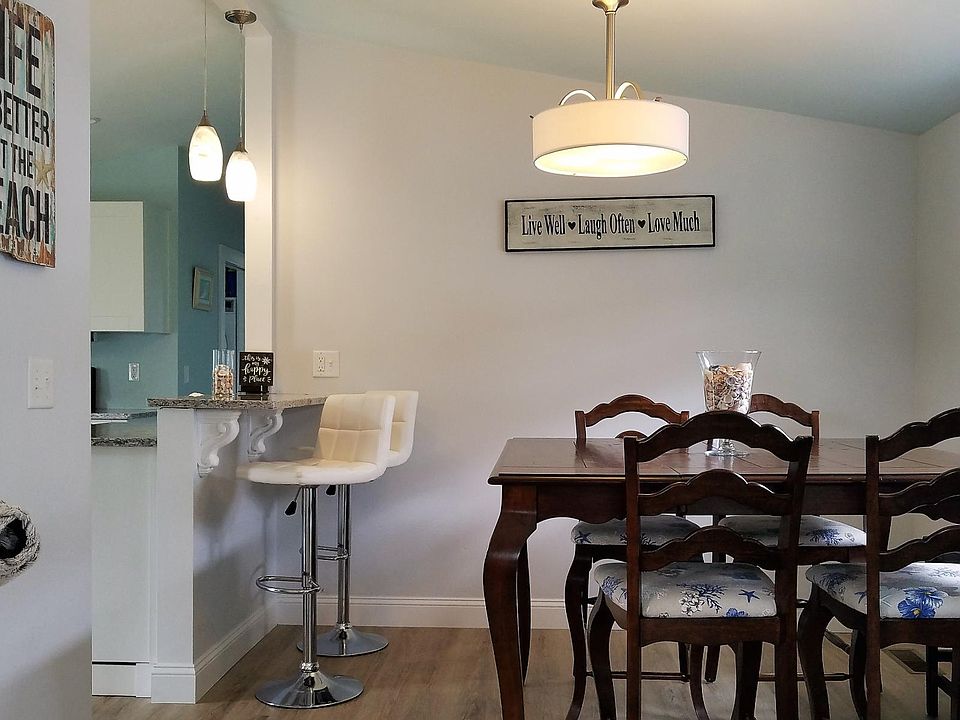 Dining area with seating for 6