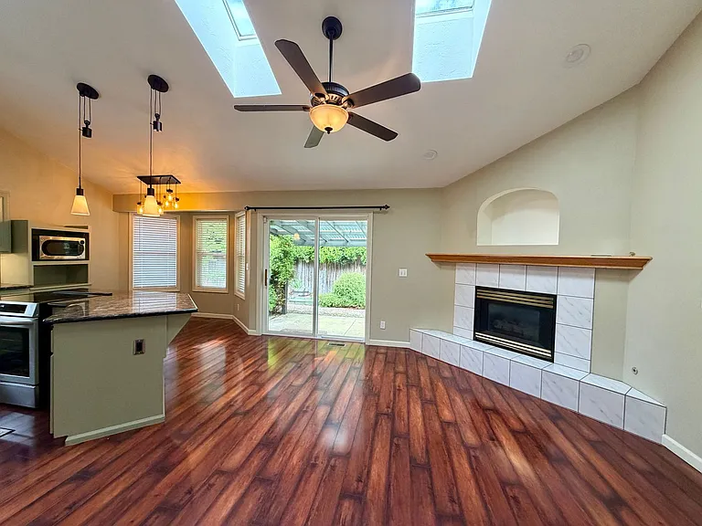 555 Edwards Dr — Photo 3