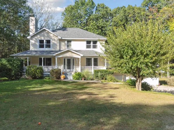 9215 Mabley Hill Rd, Fenton, MI 48430