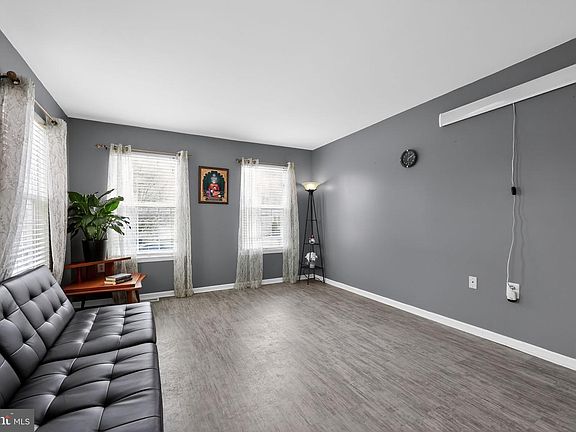 4th image of 111 Raintree Xing