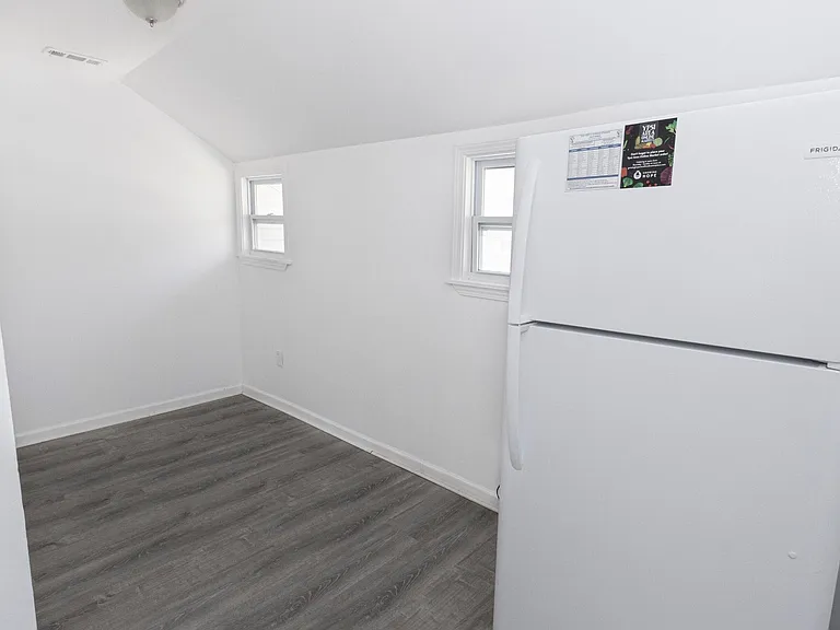125 Bell St #B — Photo 2
