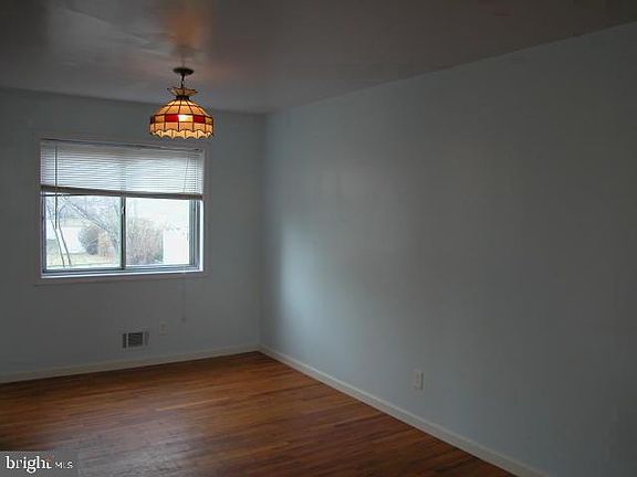 3rd image of 630 Vaughn Ave