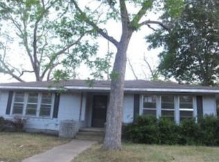 615 E 6th St, Cameron, TX 76520