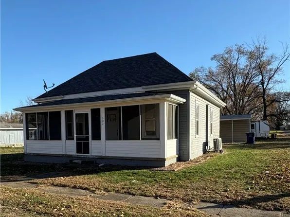 302 E Van Buren St, Paris, IL 61944