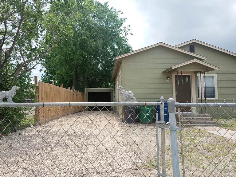 614 W Pyron Ave — Photo 2