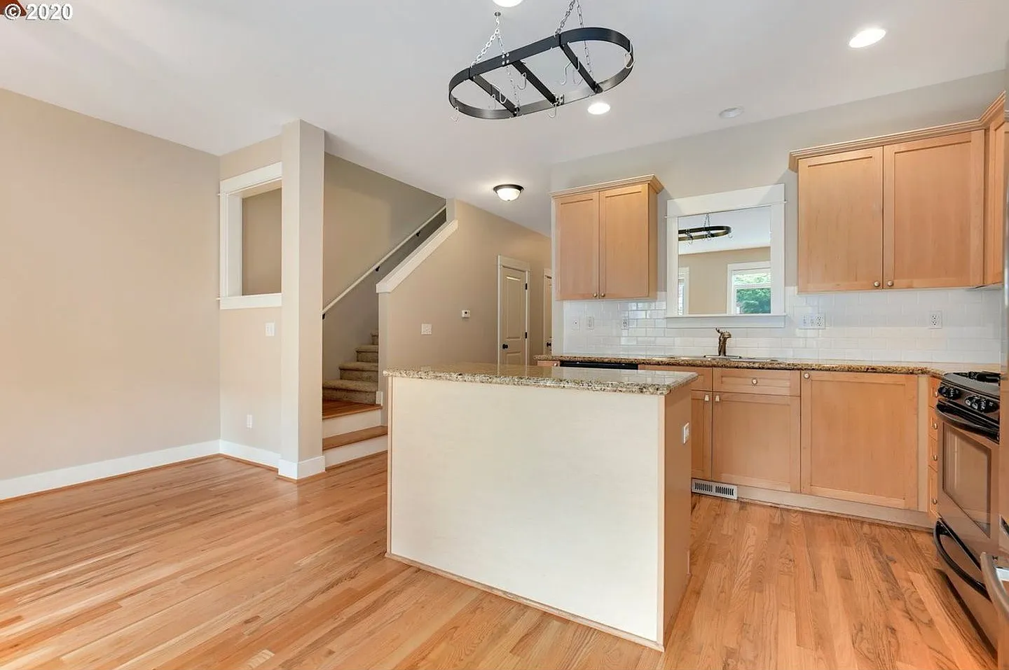 Bright Bull Mountain Townhome - Hardwoods, Granite, Private Patio, Garage, and more! — Photo 4
